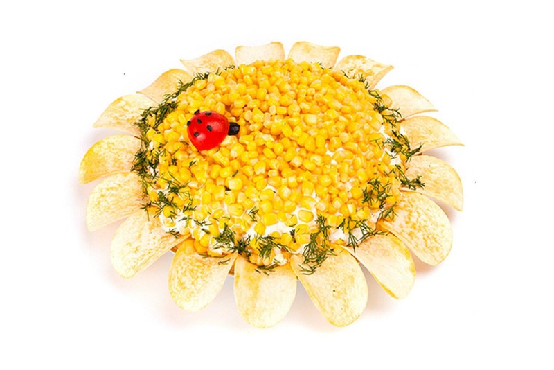 Салат с курочкой, сыром и кукурузой