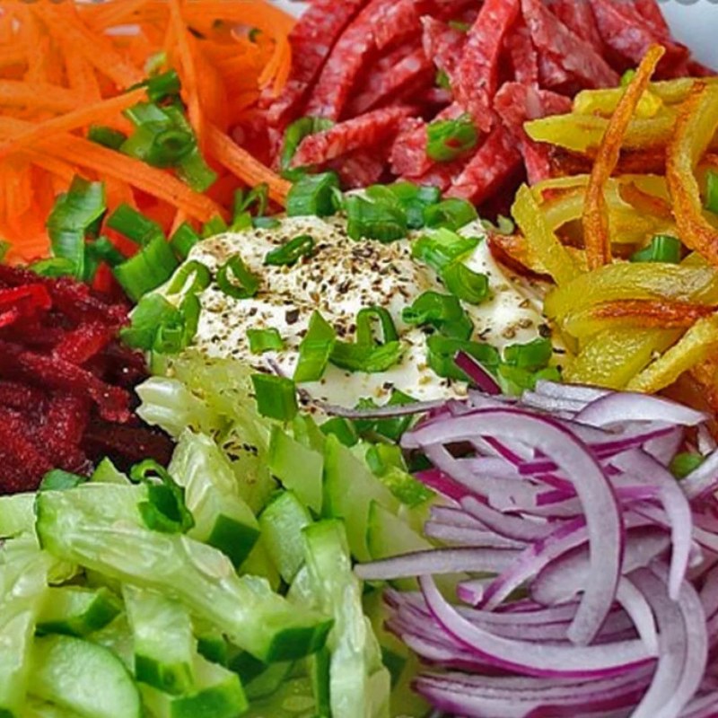 Салат с копчёной грудкой и корейской морковью