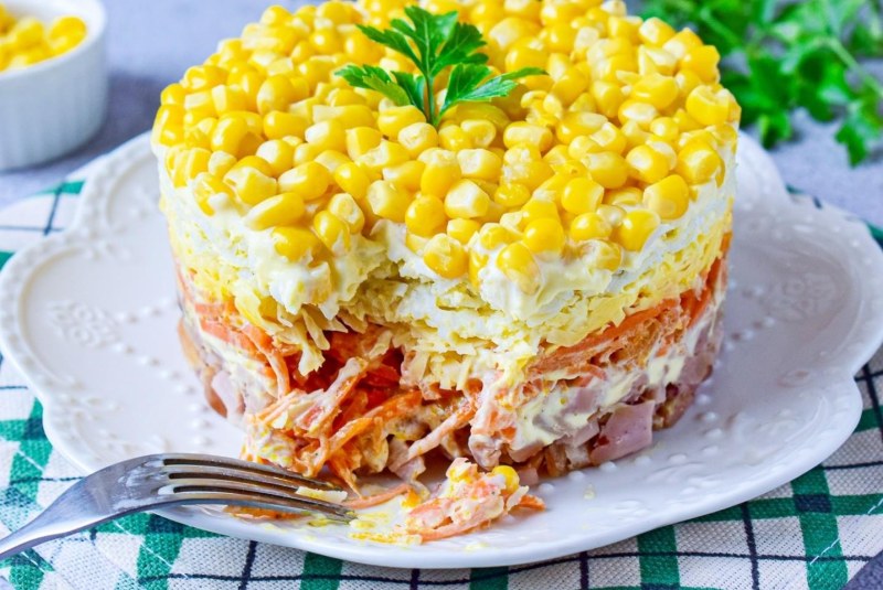 Кукурузный салат с картофельными чипсами