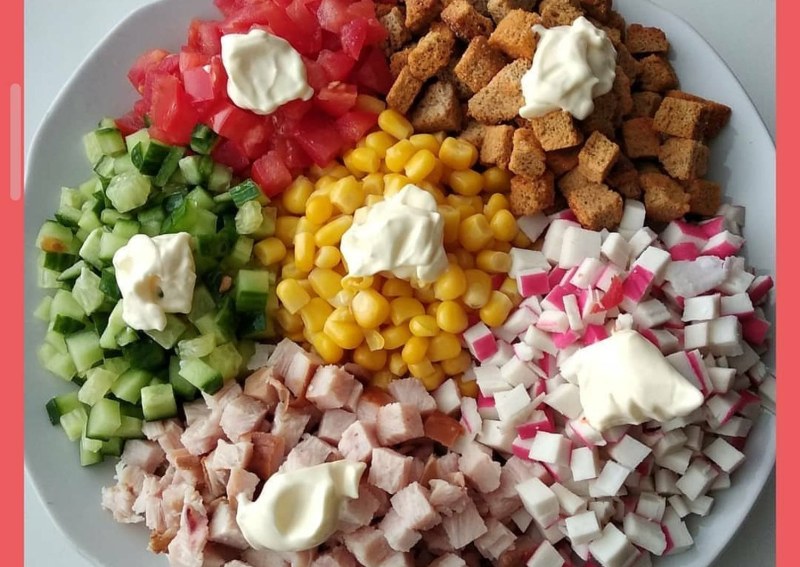 Салат из колбасы и кукурузы