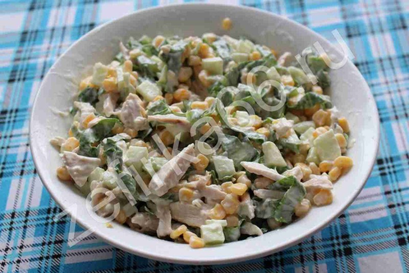 Салат с чипсами и копченой курицей и кукурузой