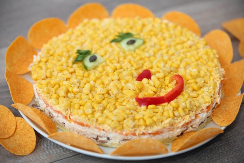 Салат Радуга с кириешками