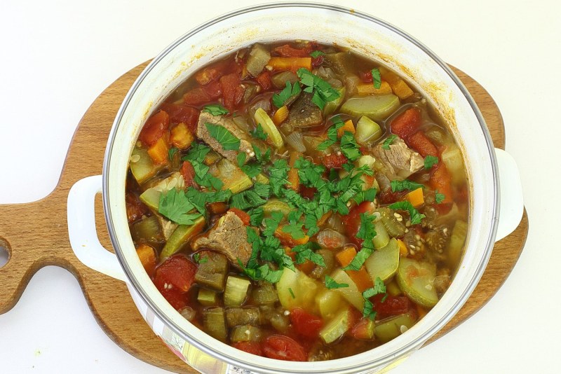 Говядина тушеная с кабачками