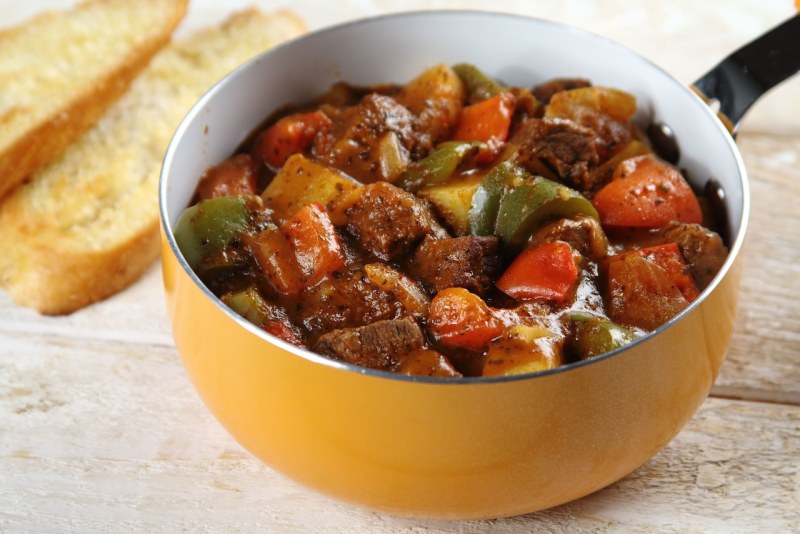 Гуляш из говядины с овощами