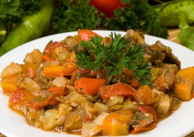 Овощное рагу с окорочками
