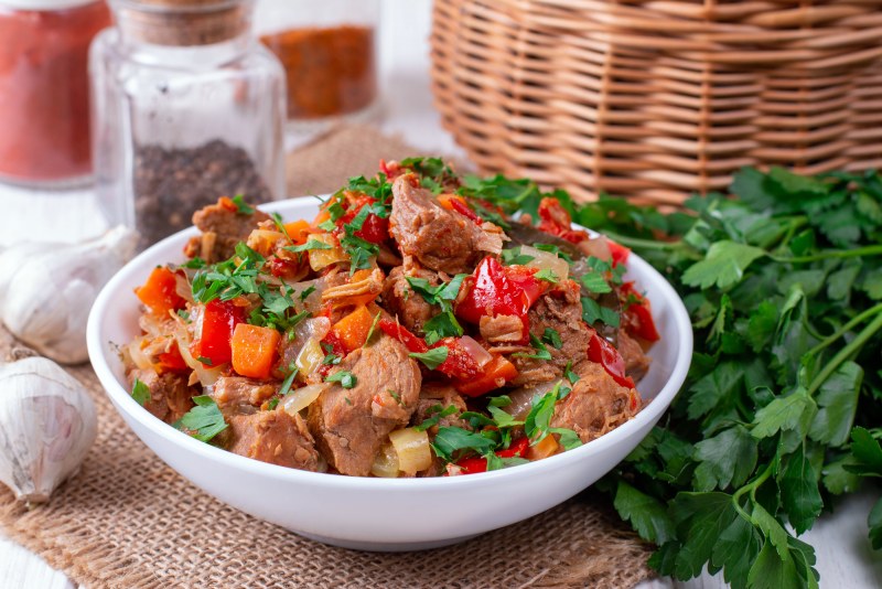 Мясо тушеное с овощами
