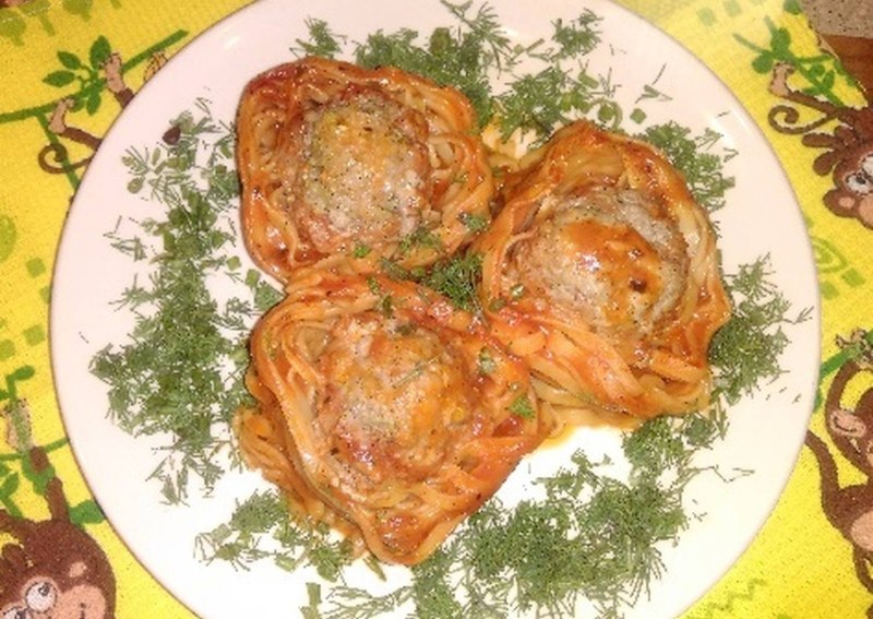 Макаронные гнезда с курицей