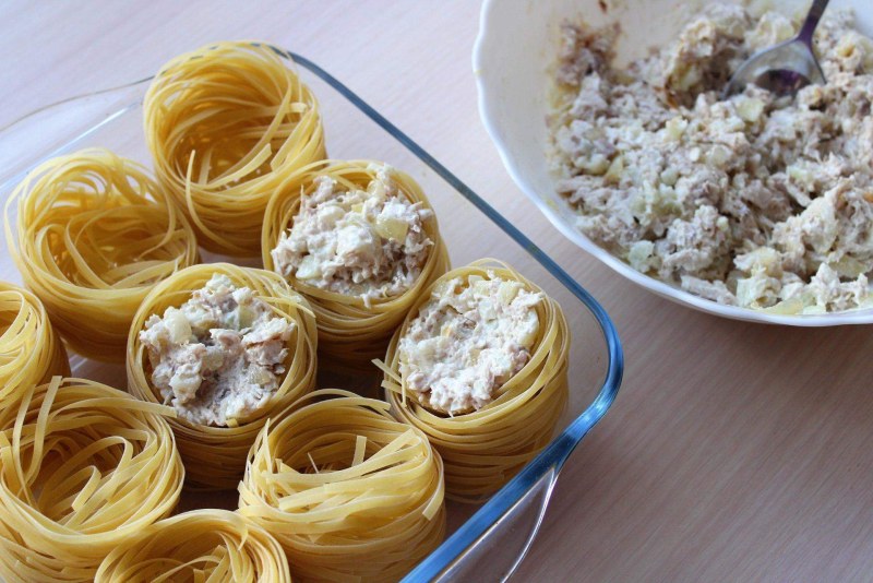 Гнезда с ветчиной и сыром в духовке