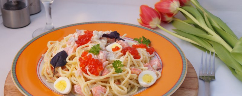 Фетучини с лососем и красной икрой