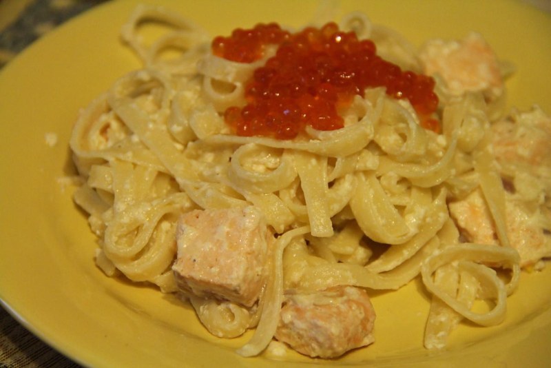 Макароны с красной икрой