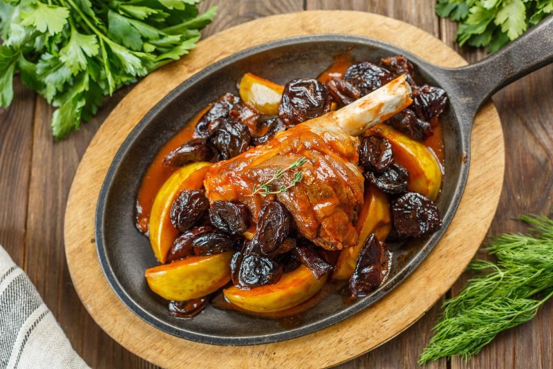 Свинина тушеная с курагой