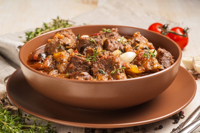 Тушеное мясо с черносливом с рисом