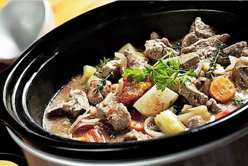 Мясо с черносливом тушеное
