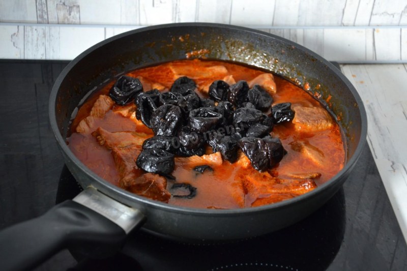Свинина кусочками с черносливом