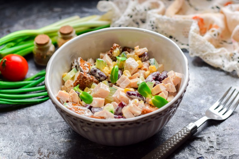 Салат кукуруза фасоль кириешки