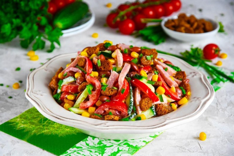 Салат с курицей и кукурузой