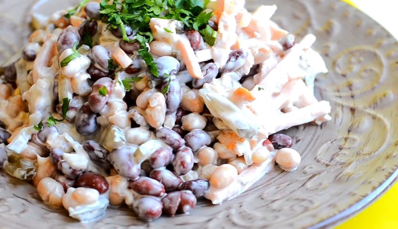 Салат с фасолью и курицей