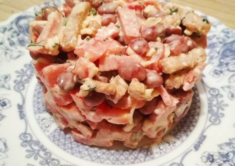 Салат с фасолью и курицей