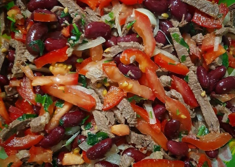 Салат с фасолью и сухариками, кукурузой и пекинской капустой