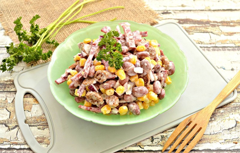 Салат с фасолью и мясом