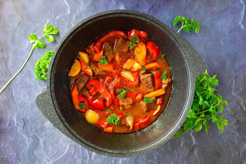 Тушёная картошка с говядиной в казане
