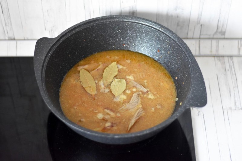 Блюдо из баранины с овощами в казане