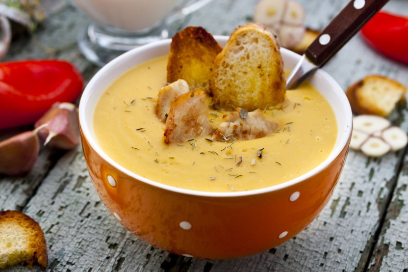 Гороховый суп с копченостями и гренками