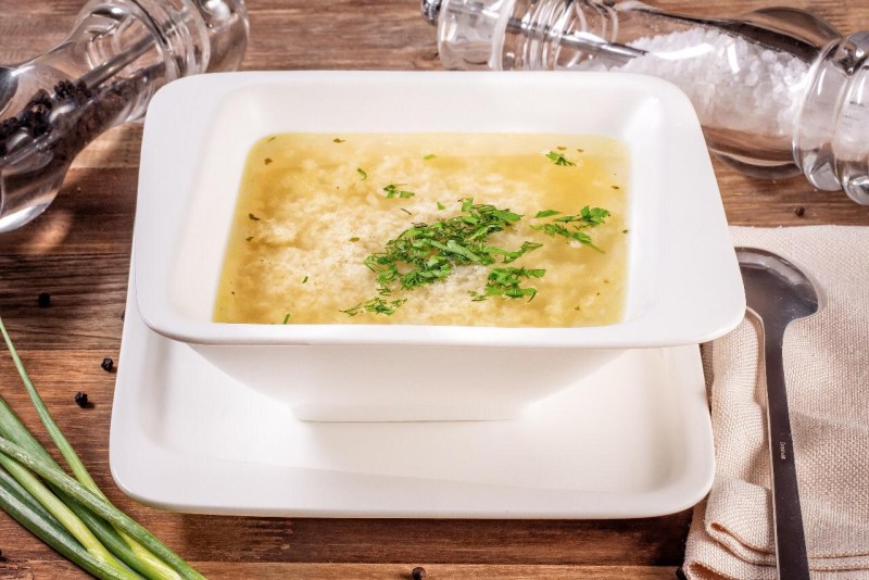 Прозрачный суп с гренками