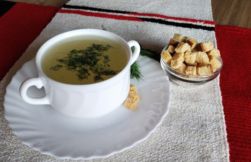 Куриный бульон с яйцом и гренками