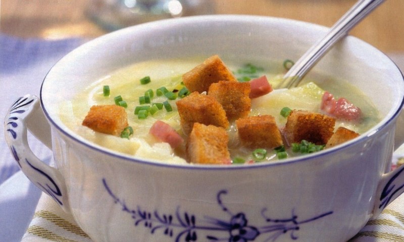 Бульон с гренками и сыром