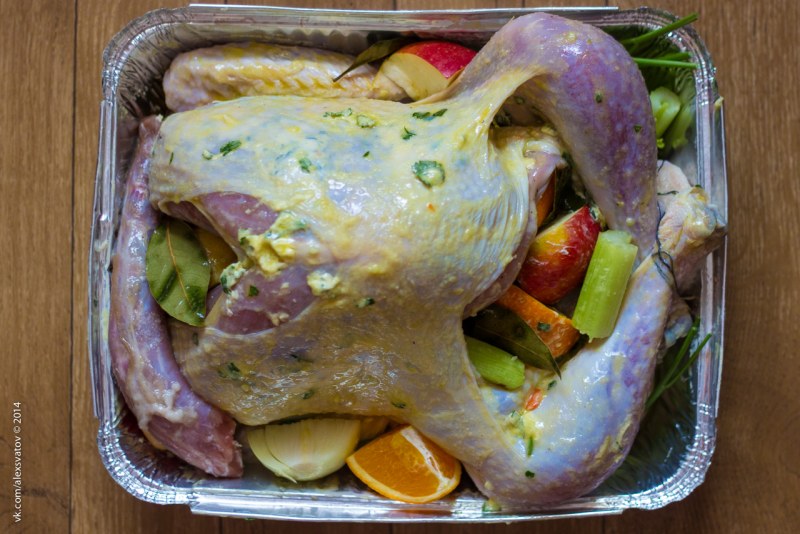 Индейка цельным куском в духовке с овощами