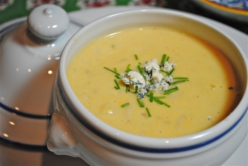 Сырный суп с гренками и цыпленком