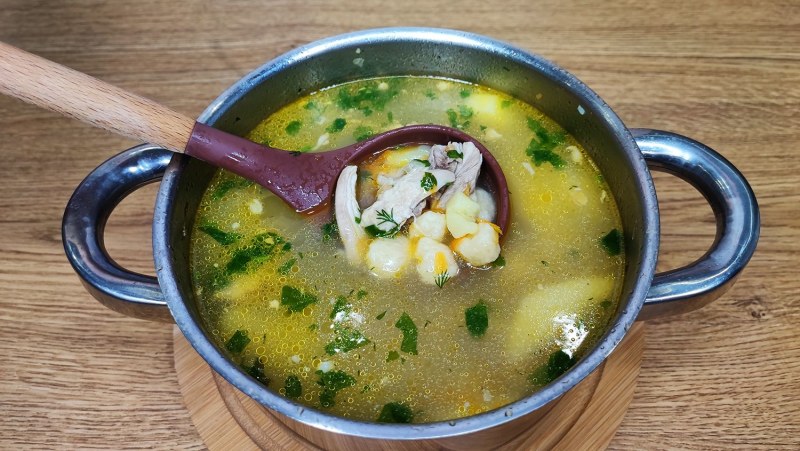 Сырный суп с кусочками ветчины