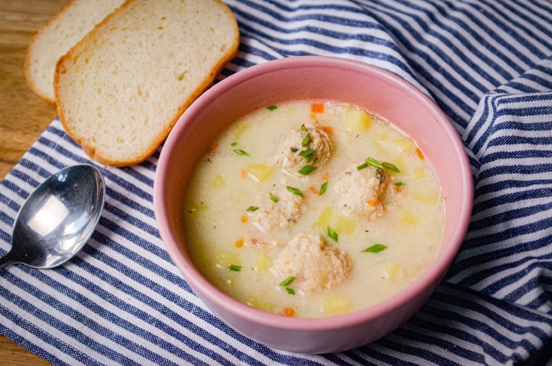 Суп гороховый с копчеными колбасками
