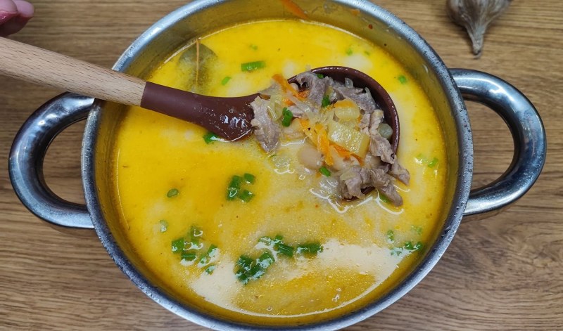 Сырный суп из плавленных сырков с курицей и вермишелью и картошкой