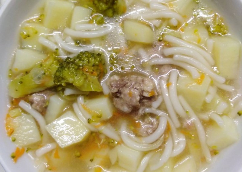 Тарелка куриного супа с вермишелью