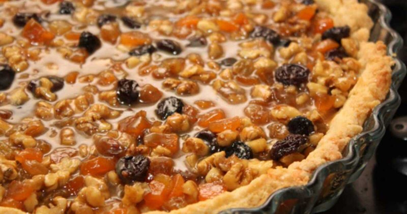 Трёхслойный пирог с курагой и черносливом