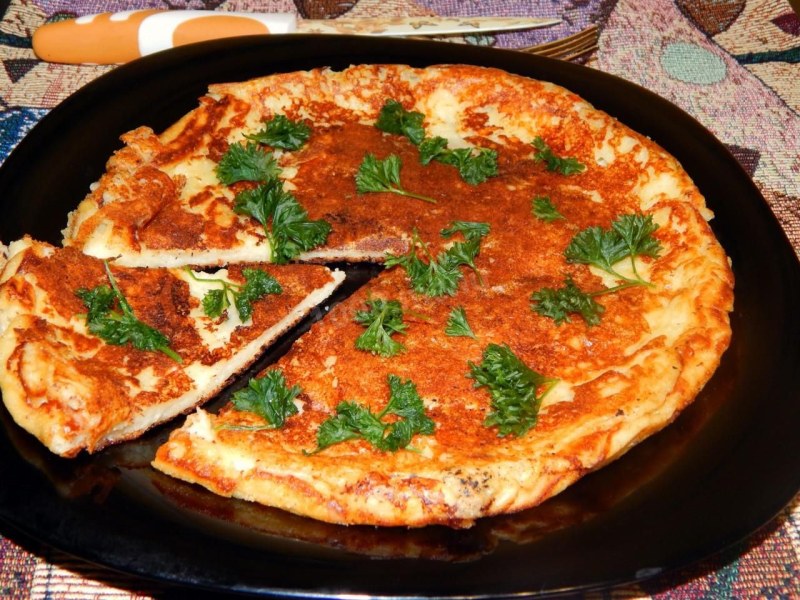 Лепёшки с творогом и зеленью на сковороде