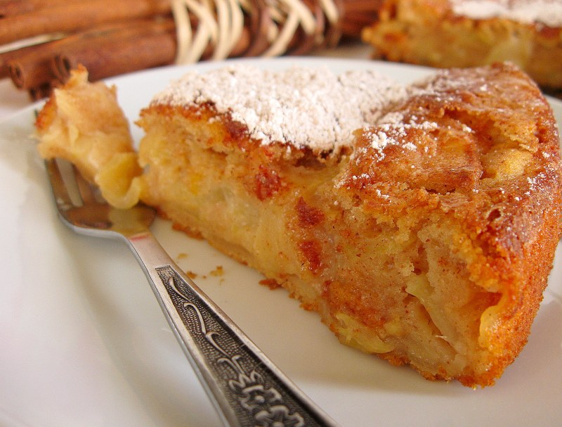 Пирог с яблоком и корицей