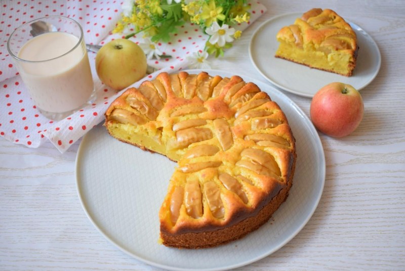 Шарлотка с творогом и яблоками в духовке