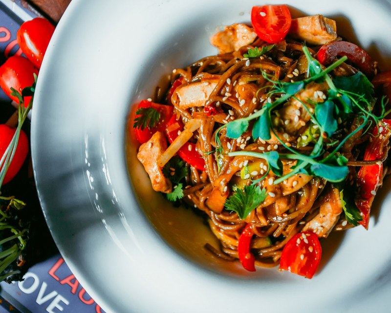Гречневая лапша с курицей и овощами