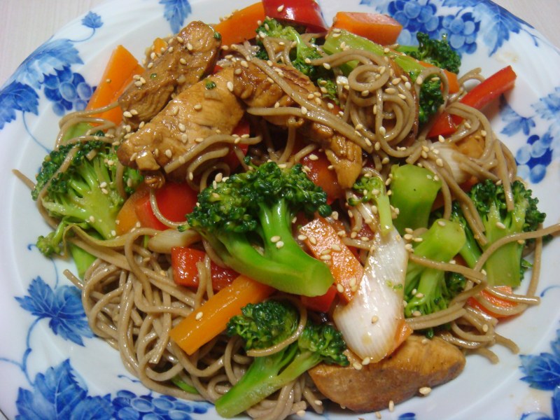 Курица с гречневой лапшой и овощами