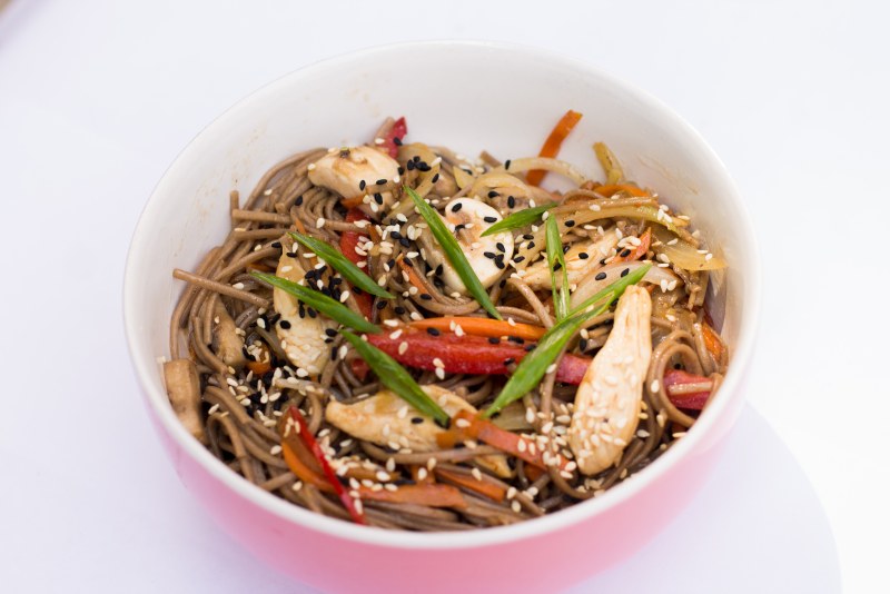 Wok соба с курицей
