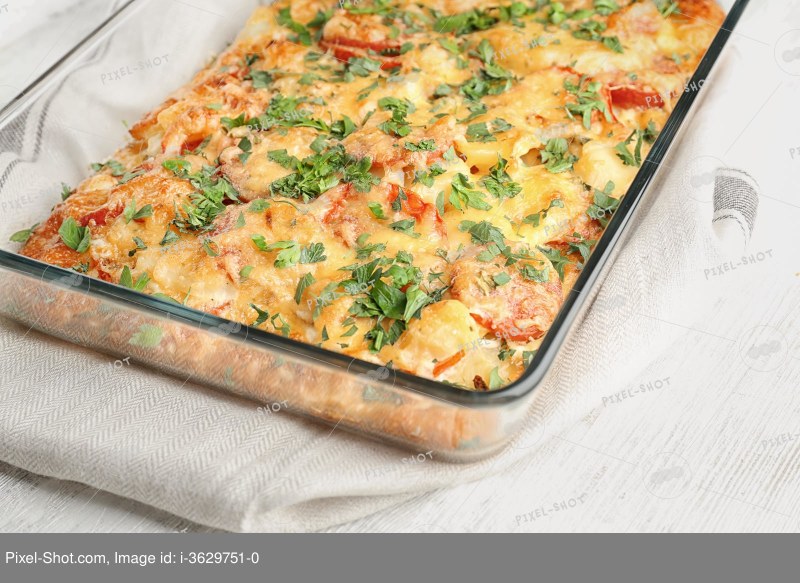 Запечённая картошка с сосисками, помидорами и сыром
