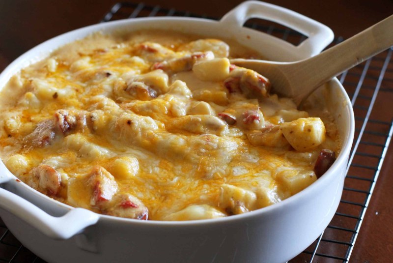 Картофельная запеканка с колбасками