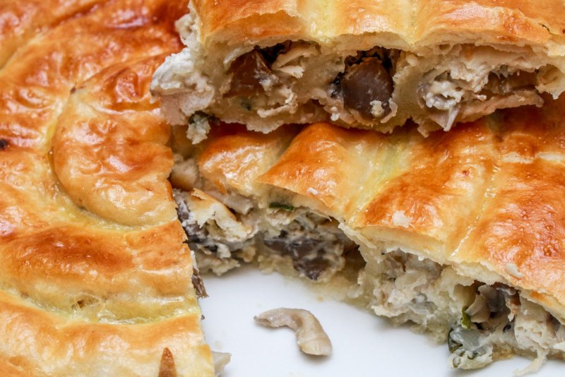 Пирожок с грибами и луком