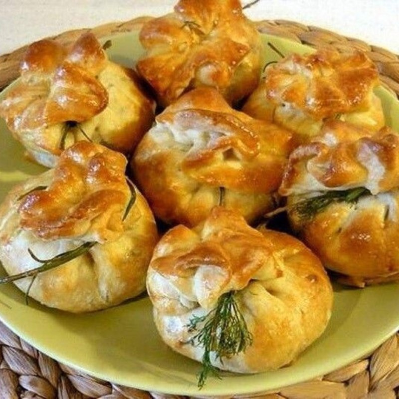 Закусочные мешочки из слоеного теста