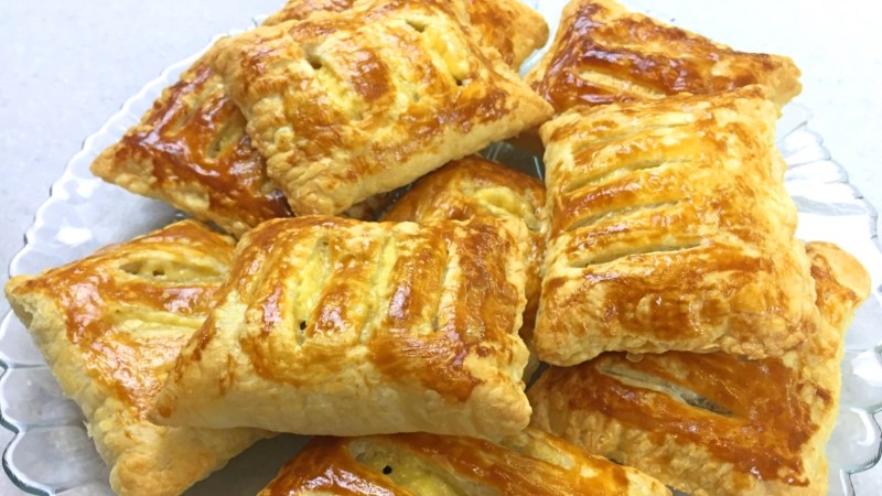 Слоёное тесто с грибами и сыром