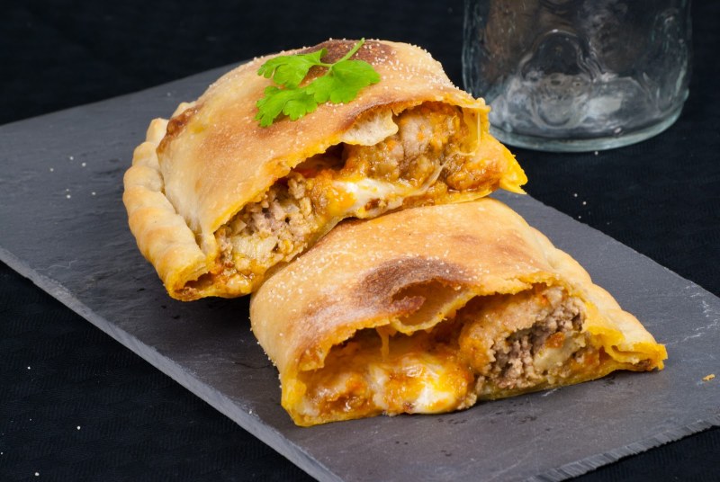 Кальцоне с ветчиной и грибами