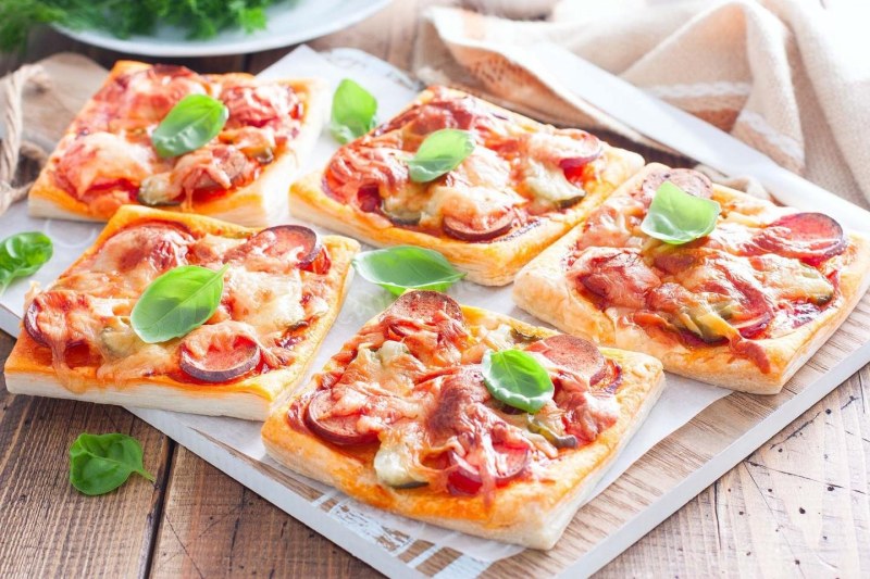 Пирог из слоёного теста с курицей